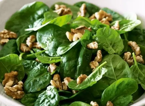 سالاد اسفناج و گردو؛ یک میان وعده ساده و فوری