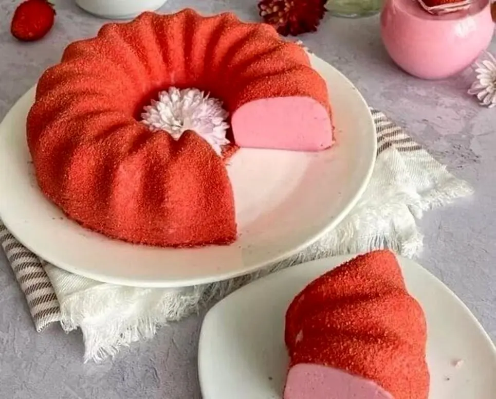 طرز تهیه دسر مخملی توت فرنگی، دسر شیک و زیبای بهاری