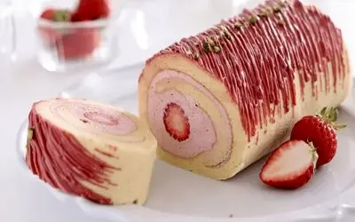 طرز تهیه رولت توت فرنگی خامه‌ای به روش قنادی