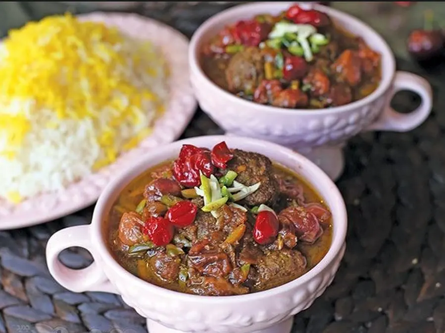 طرز تهیه خورش آلبالو با کوفته قلقلی، خورش خوشرنگ و خوشمزه فصل