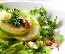 طرز تهیه سالاد سیب سبز با کاهو