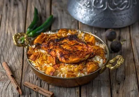 طرز تهیه بریانی مرغ عربی؛ هم خوشمزه هم راحت