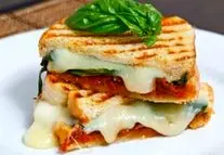 طرز تهیه ساندویچ پنیر و ریحان