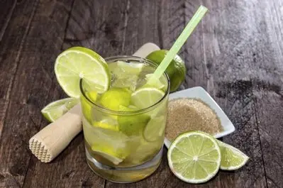 طرز تهیه نوشیدنی برزیلی کایپرینا