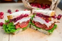 طرز تهیه ساندویچ بوقلمون با سس پنیر