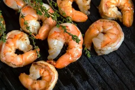 طرز تهیه خوراک میگو و لوبیا سبز خانگی و جا افتاده