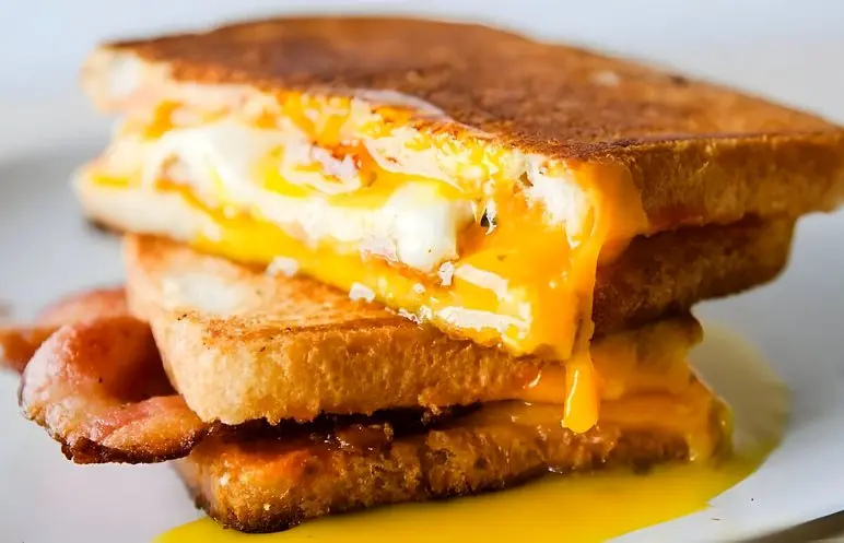 چطور ساندویچ تخم‌مرغ با سس خردل درست کنیم؟