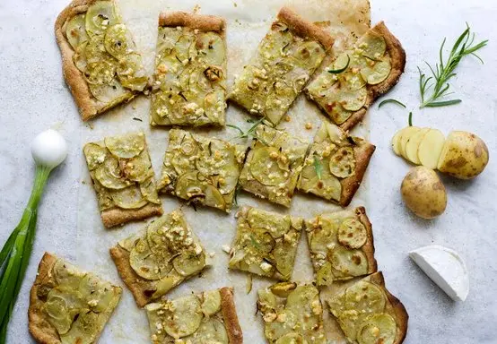 سه سوته پیتزا درست کنید؛ طـرز تهـیه پیتزا سیب زمینی بدون فر و خمیر