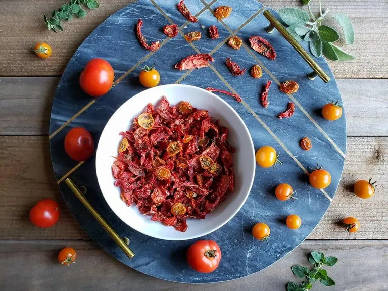 چگونه گوجه خشک را مزه دار کنیم؟؛ ۲ روش آسان برای خشک کردن گوجه