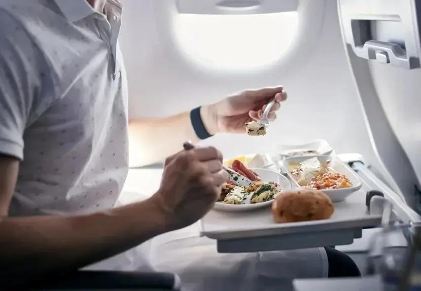 ۵ خوراکی مضر برای سفرهای هوایی: توصیه‌های یک خلبان