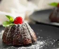 دسر ساده و شیک یخچالی با بیسکویت، موز و شکلات