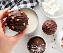 طرز تهیه بمب شکلات داغ یا هات چاکلت دلچسب