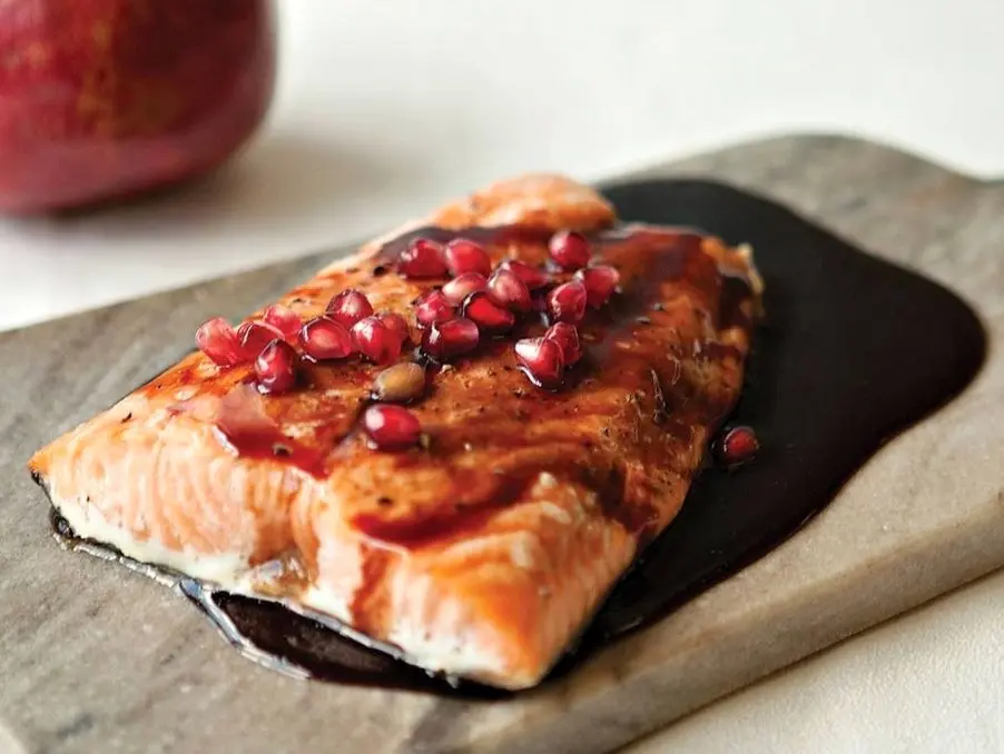 ماهی کبابی با سس انار و مزه زیتون؛ بی‌نظیرترین روش پخت ماهی در فر