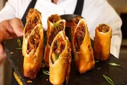 اسپرینگ رول با سس اسفناج ؛ طعمی متفاوت و سالم + روش تهیه