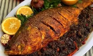 ماهی شکم‌پر یلدایی با سبزیجات معطر شمالی؛ مهمونی واقعی زیر پوست ماهی