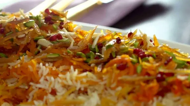 طرز تهیه شیرین پلو با مرغ؛ طعمی که زیر دندان می‌ماند
