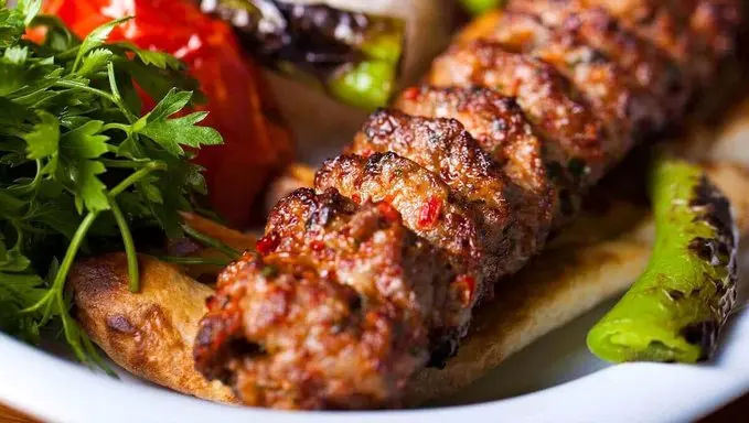 طرز تهیه آدانا کباب؛ طعم بی‌نظیر یک غذای ترک