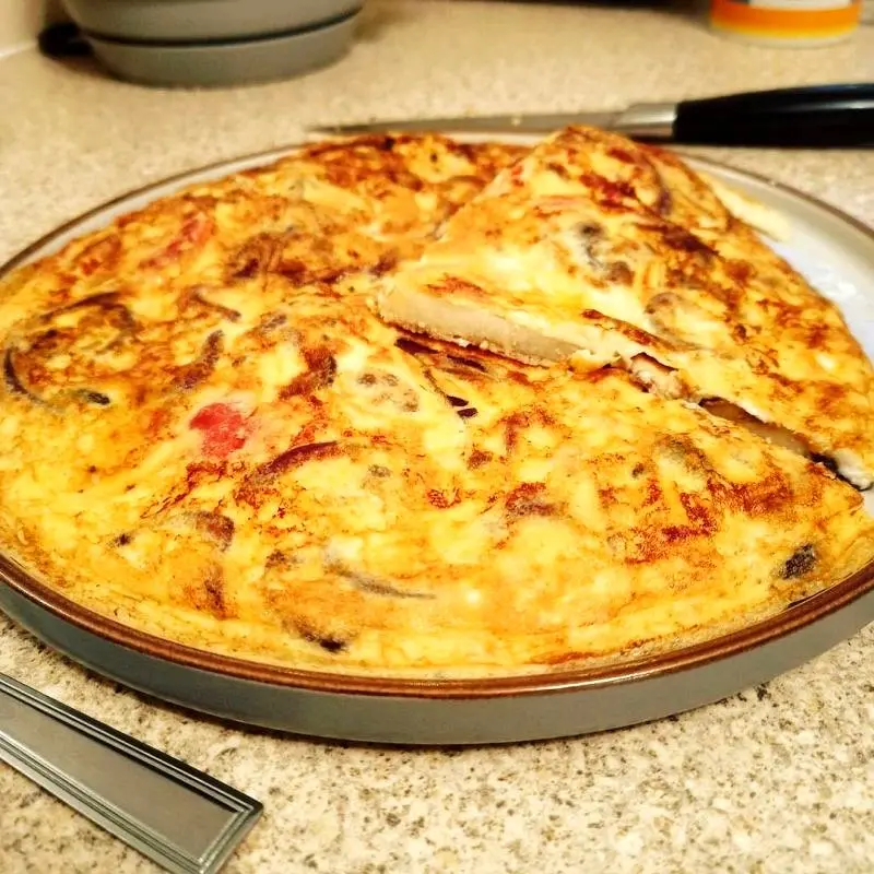 طرز تهیه املت اسپانیایی با سیب زمینی و قارچ