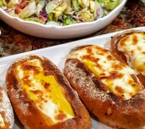 طرز تهیه ساندویچ مرغ تنوری ساده با سس بشامل