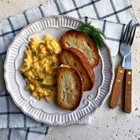 صبحانه خوشمزه و ساده با تخم مرغ و شیر