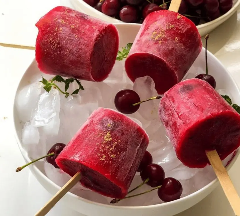 طرز تهیه اسکمو آلبالویی یا بستنی یخی رشتی