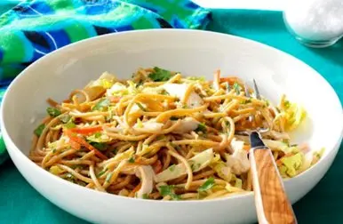سالاد مرغ و پاستای تایلندی؛ یک شام ویژه