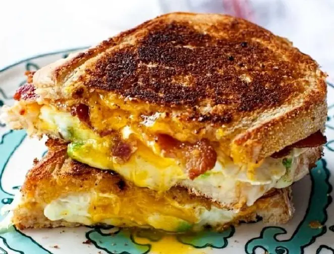 ساندویچ پنیر گریل شده؛ صبحانه گرم برای کودکان