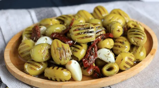 روش پخت زیتون کبابی به سبک شمالی‌ها