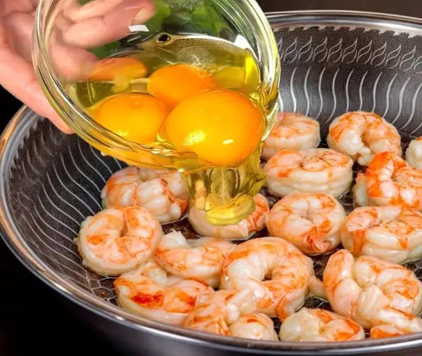 (ویدئو) طرز تهیه یک شام خوشمزه با میگو و تخم مرغ در 15 دقیقه!