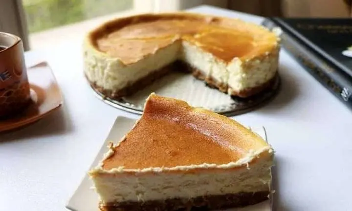 طرز تهیه چیز کیک سوهان؛ یک عصرانه دل‌انگیز