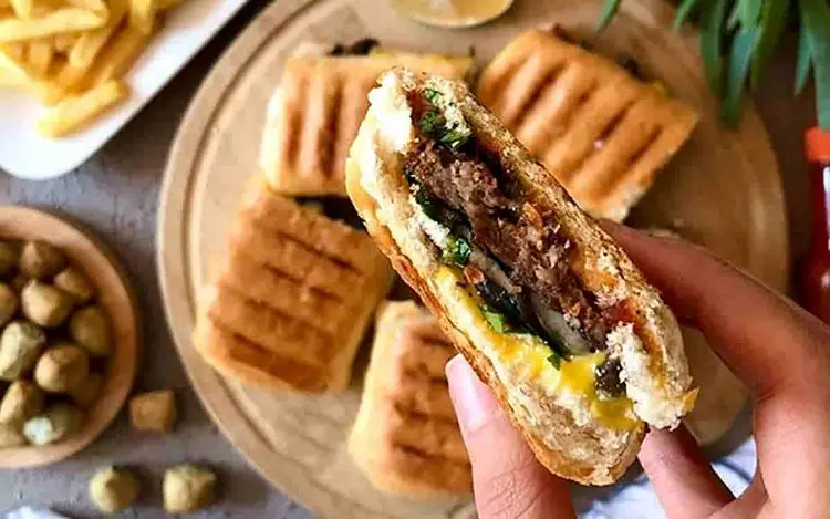 دستور پخت ساندویچ کباب تابه‌ای با پنیر و سس مخصوص