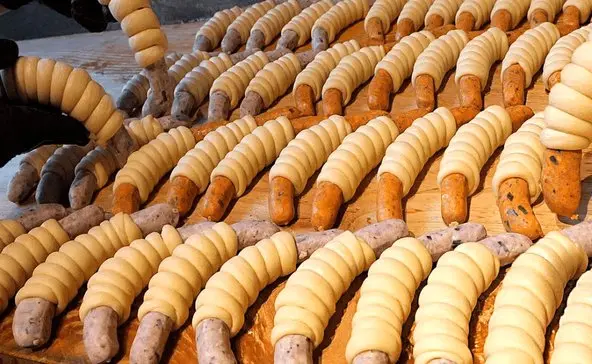 (ویدیو) پخت یک غذای متفاوت با خمیر و هات داگ