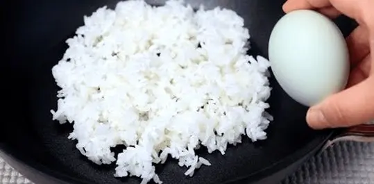 (ویدئو) طرز پخت یک غذای ساده با تخم مرغ و برنج