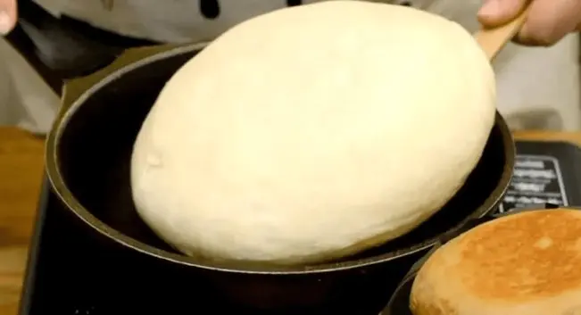 (ویدیو) پخت ساده و سریع نان در ماهیتابه به روش آشپز ترکیه‌ای