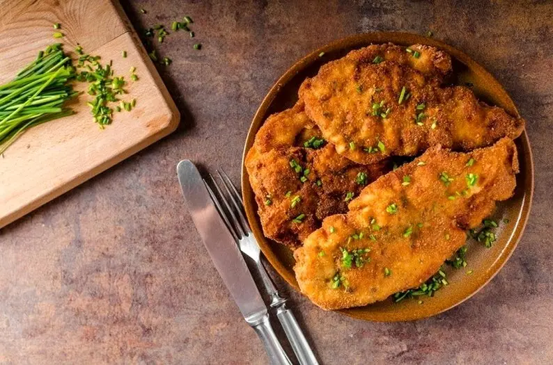 (ویدئو) پخت شنیسل مرغ در دل طبیعت