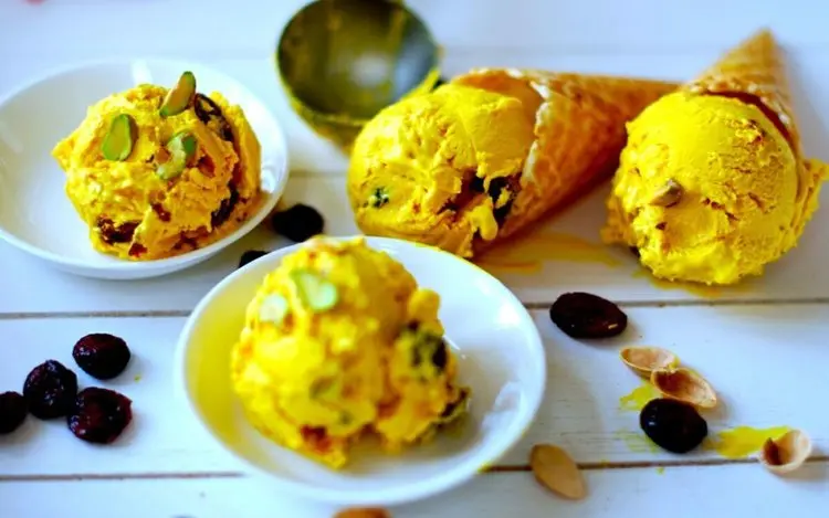 ۵ نکته مهم برای تهیه بستنی سنتی زعفرانی خانگی