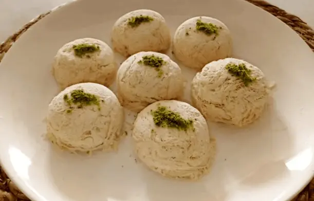 (ویدیو) طرز تهیه پشمک حاج عبدالله فقط با کمی آرد و شکر!