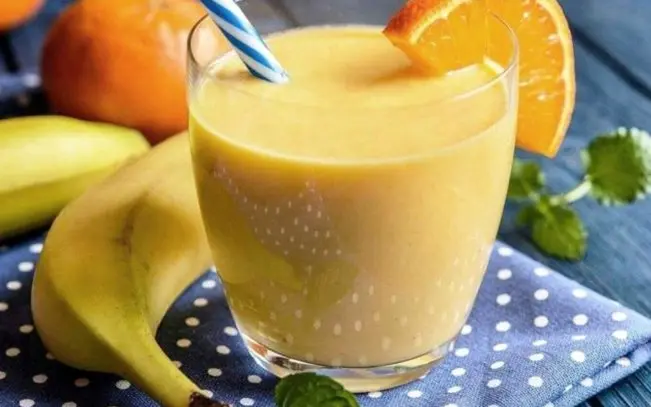 اسموتی موز و پرتقال را با شیر نارگیل درست کنید