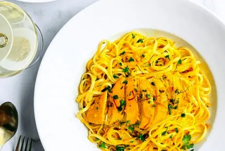 طرز تهیه پاستا با سس خامه ای زعفرانی