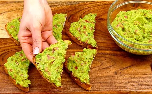 (ویدئو) غذای خانگی در آلمان؛ طرز تهیه ساندویچ آووکادو