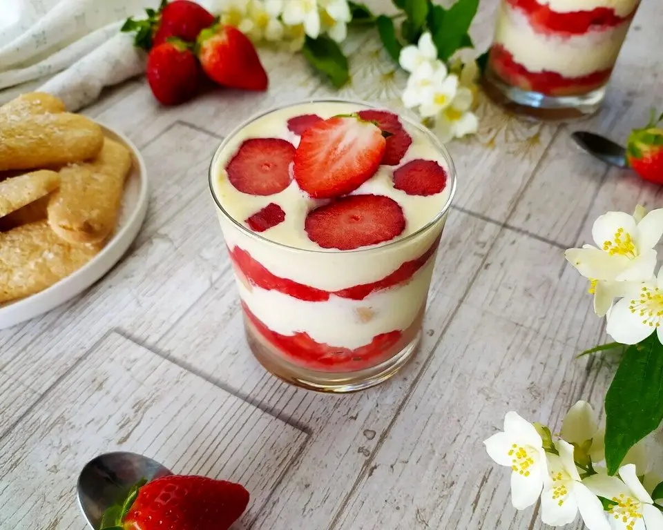 صبحانه‌ای سالم، سریع و بدون پخت، یک کاسه سرشار از پروتئین