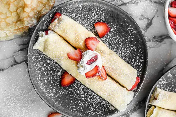 کرپ توت‌فرنگی و خامه چطوری درست کنیم؟