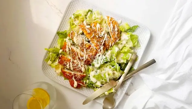 طرز تهیه سالاد سزار با مرغ سوخاری؛ خامه‌ای و خوش‌طعم