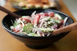 طرز تهیه سالاد گرجی با گردو؛ بافتی دلچسب و طعمی عمیق