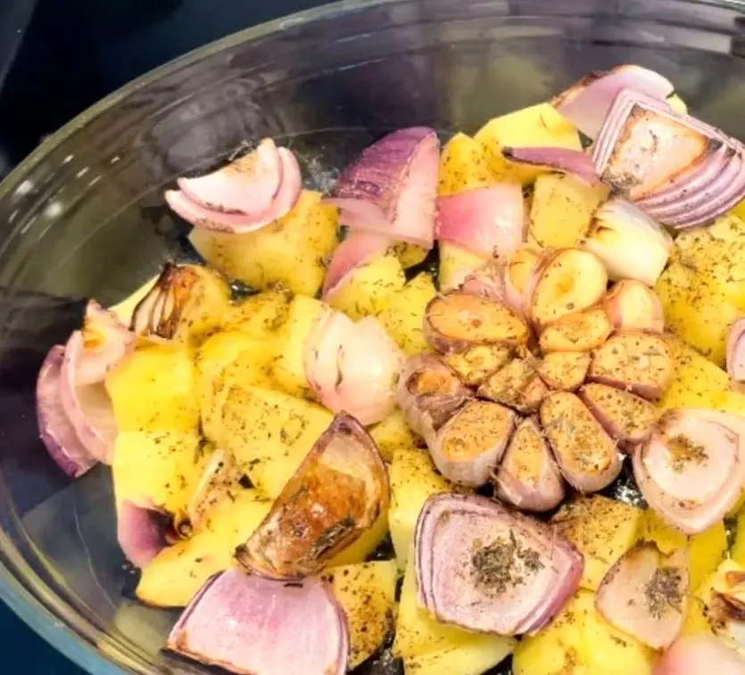 (ویدیو) دستور پخت سیب زمینی و سیر کبابی خوشمزه!