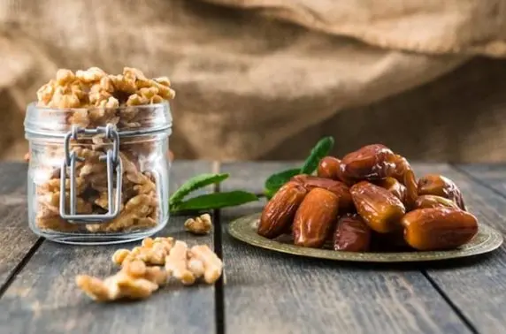 میان وعده مقوی با خرما و گردو؛ توپک خرمایی ساده