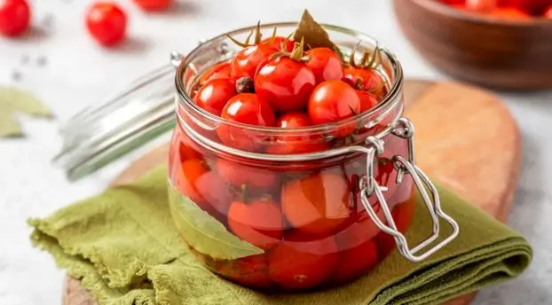 طرز تهیه شور گوجه گیلاسی در چند مرحله