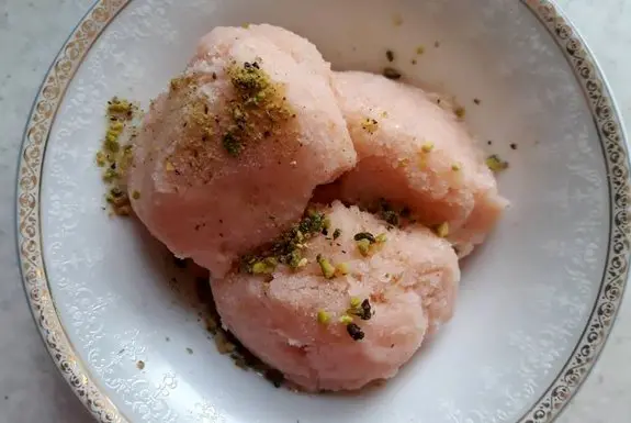 طرز تهیه بستنی هلو با شیر و ثعلب