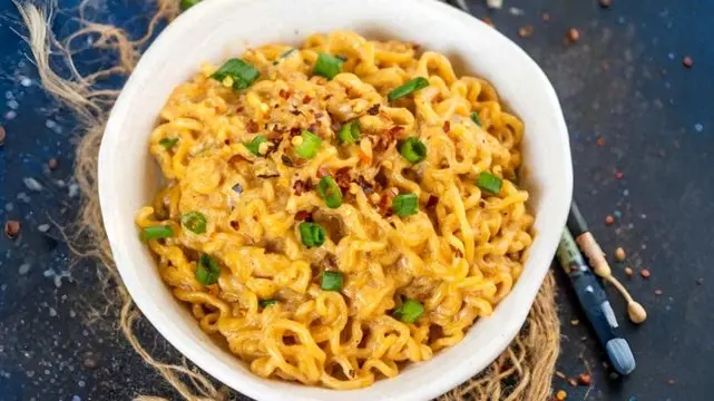 دستور پخت نودل با پنیر چدار و پنیر گودا