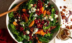 طرز تهیه سالاد انار و گردو برای شب یلدا